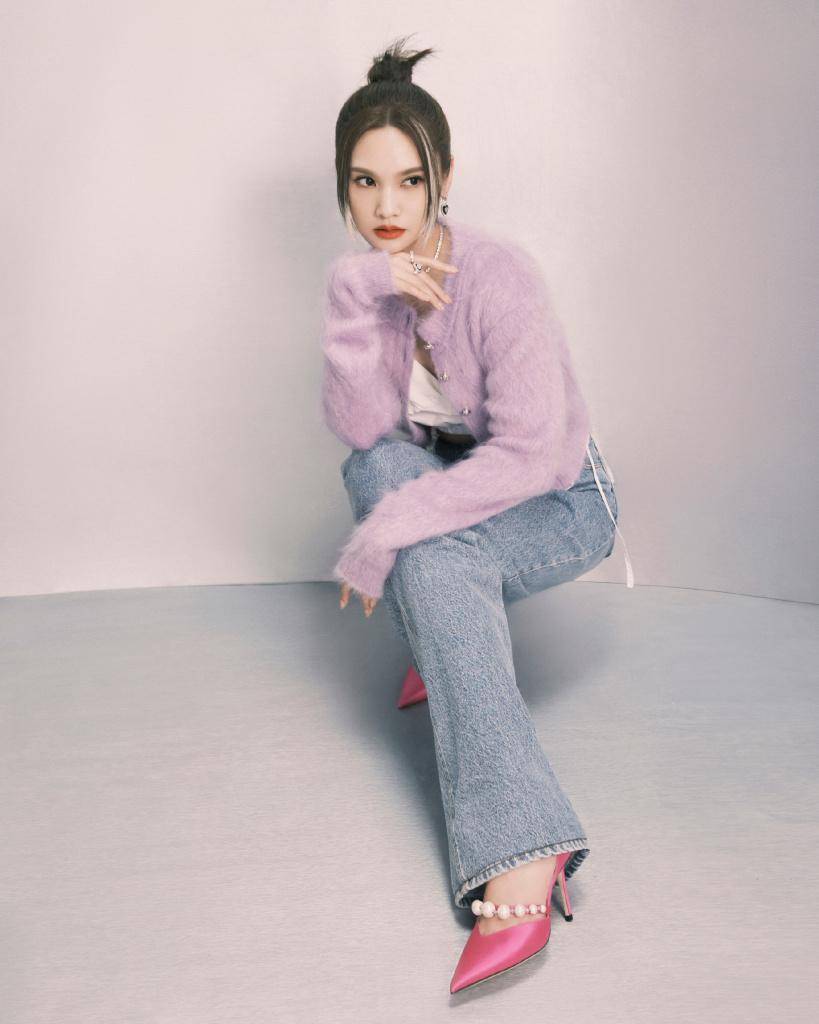 杨丞琳《沸腾校园》高马尾丸子头造型写真释出 可盐可甜时尚感