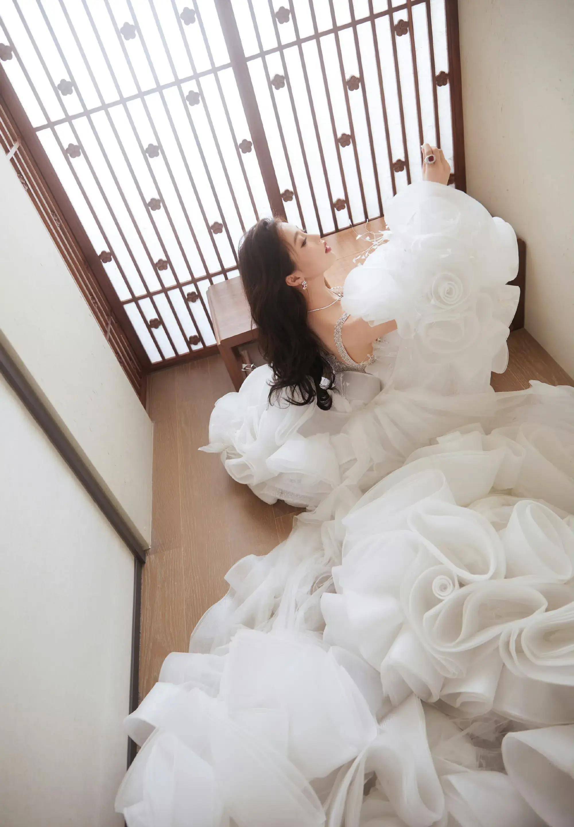 虞书欣gq盛典黑白两套造型 云朵白纱裙又纯又欲 蕾丝黑裙优雅高贵_美