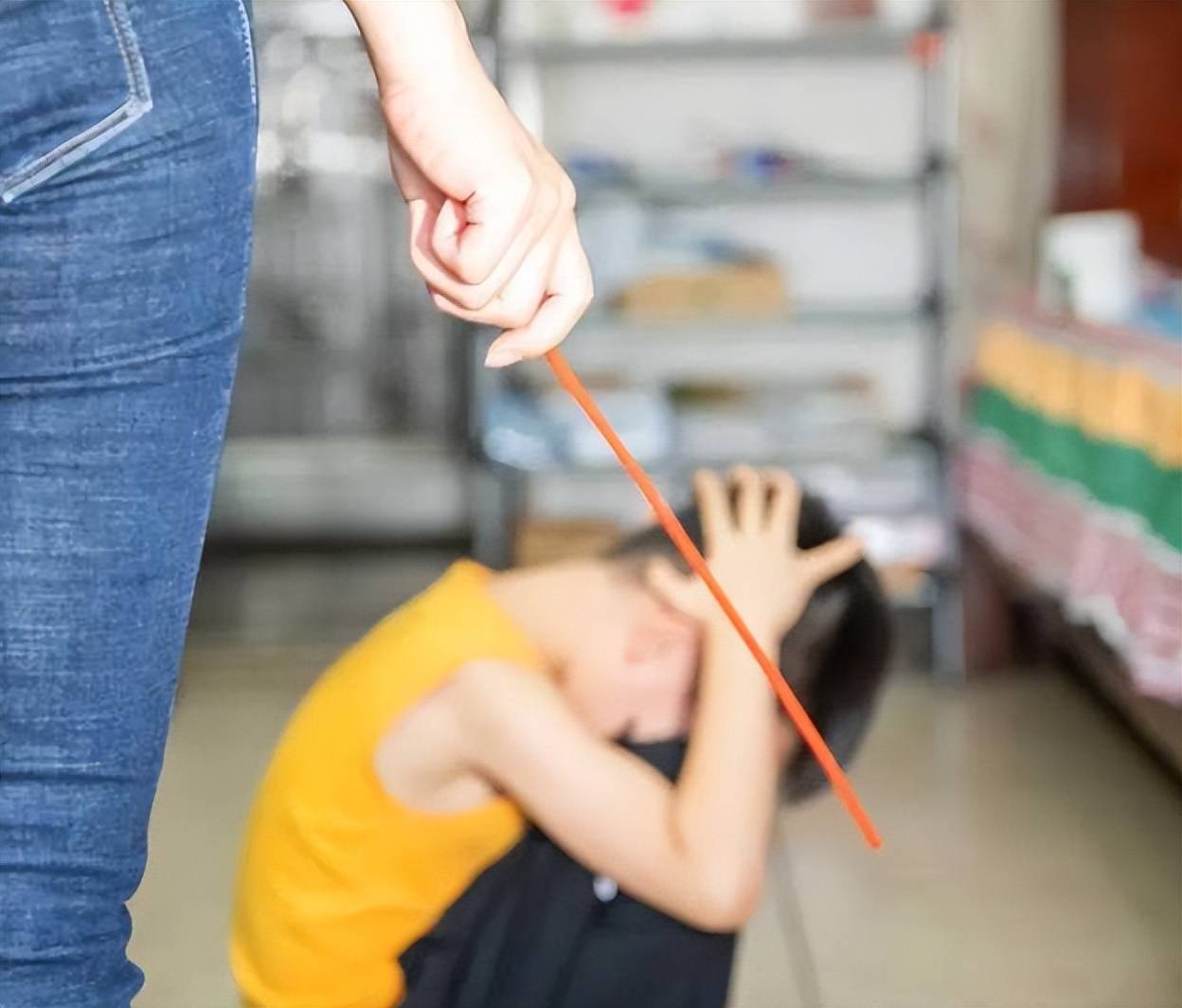 女教师用戒尺打学生手掌 学校回应没有此事