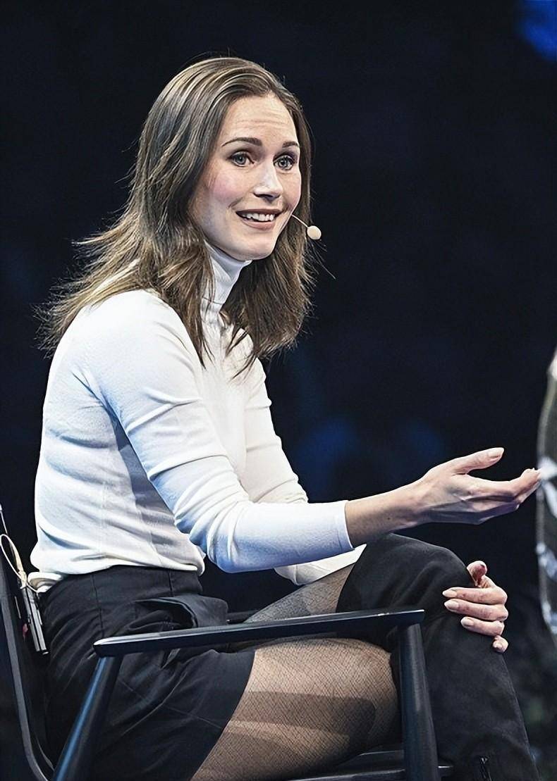 39岁芬兰前总理好美:穿短裤配"丝袜",还穿比基尼彻底放飞自我_桑娜