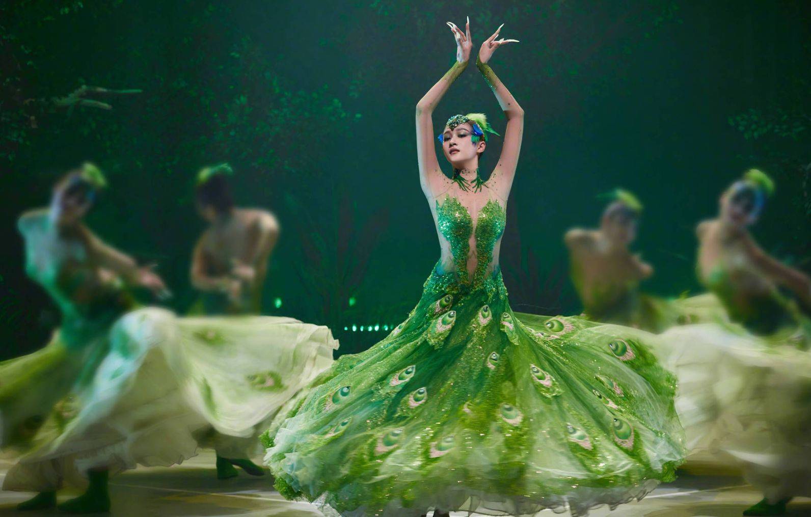 关晓彤孔雀舞造型身姿曼妙 与杨丽萍同框似姐妹_舞蹈_舞台_时光