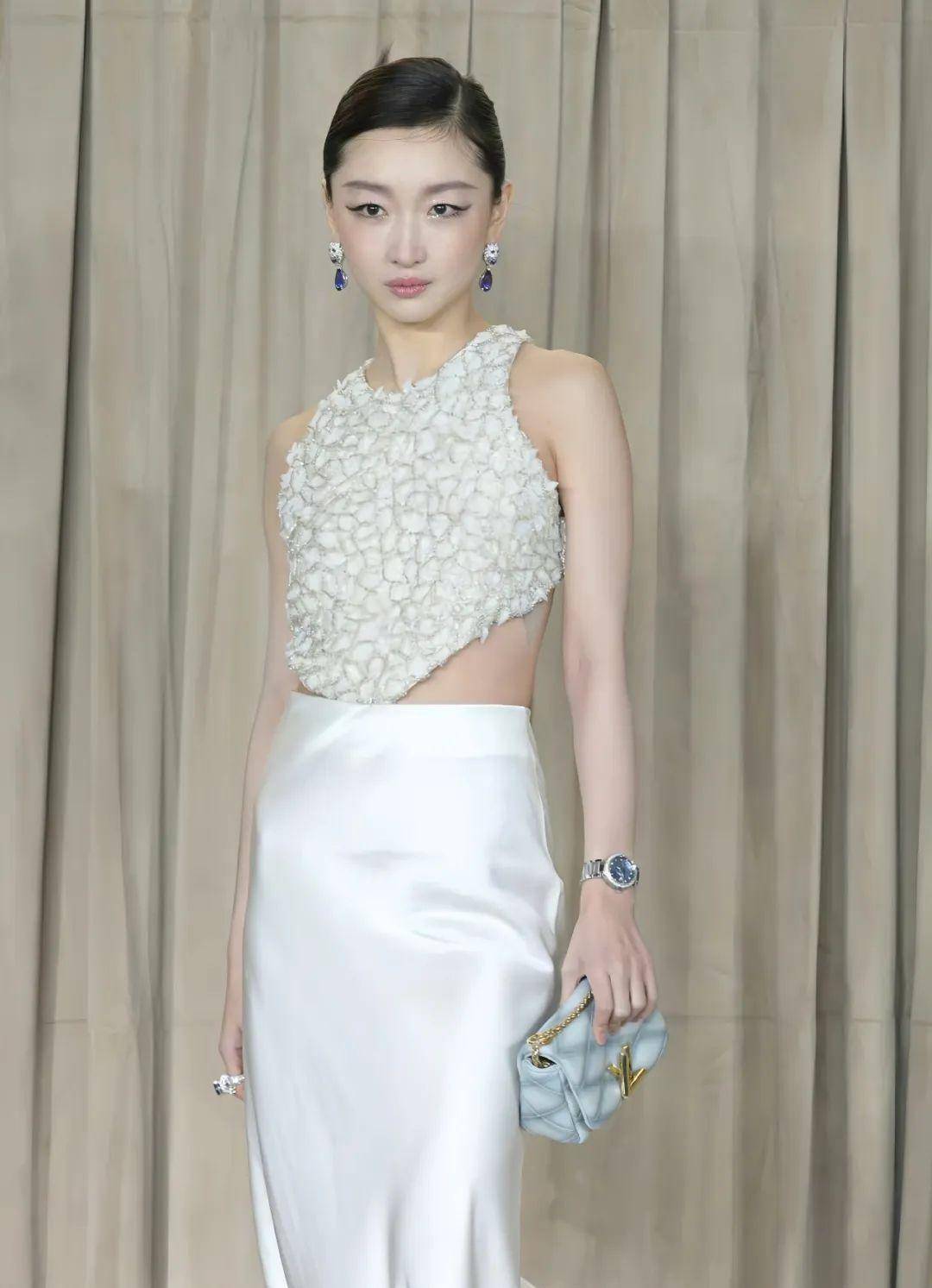 这一夜,古力娜扎的生图让我明白,什么叫"美到发疯"_头发_身材_白色