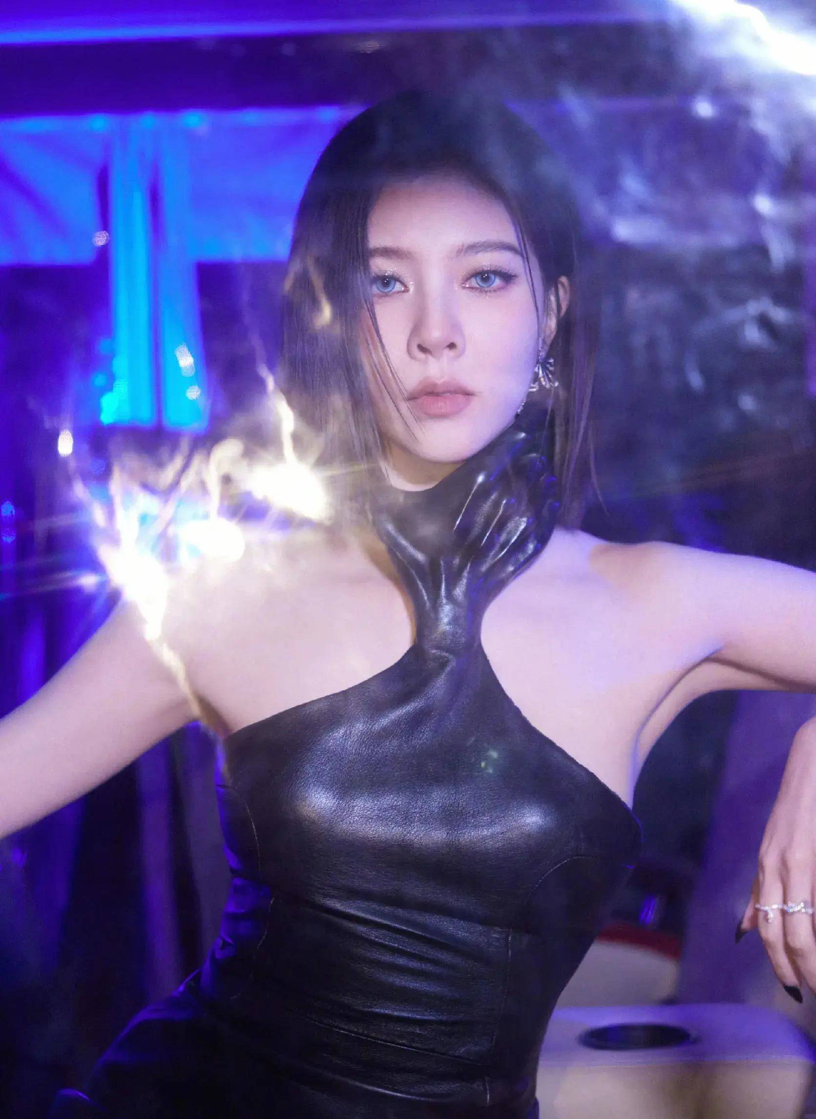 gq红毯:王一博休闲风调性十足,杨幂倪妮同坐一叶扁舟上演摸脸杀_造型
