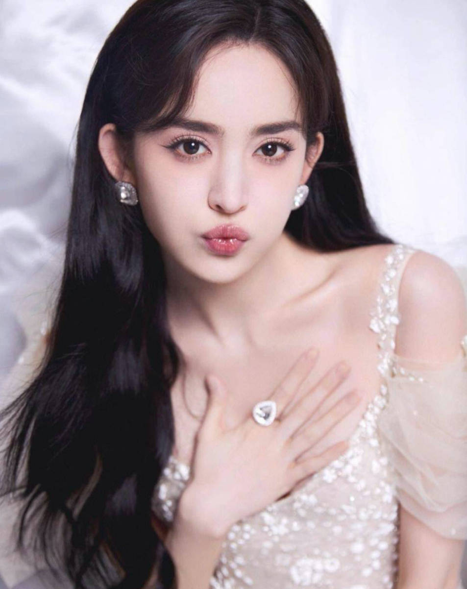 31岁的古力娜扎,她的饱满有料性感魅力,谁能顶得住呢?_观众_演技_角色