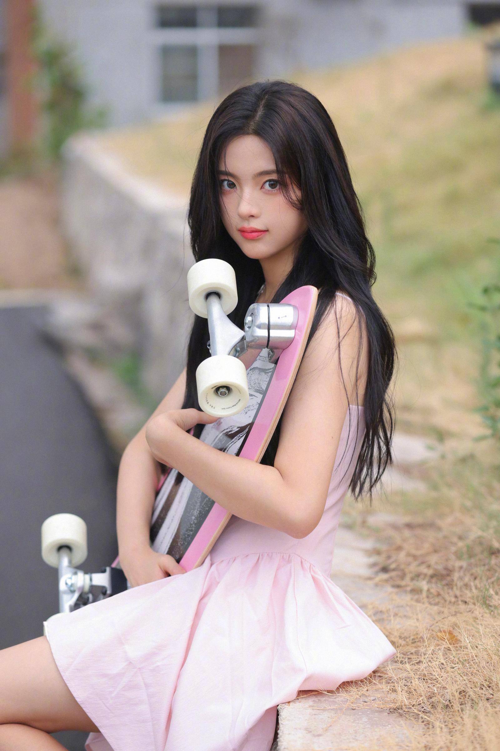 杨超越写真曝光,一袭公主裙,穿出时尚减龄的少女感_花花_小越_什么