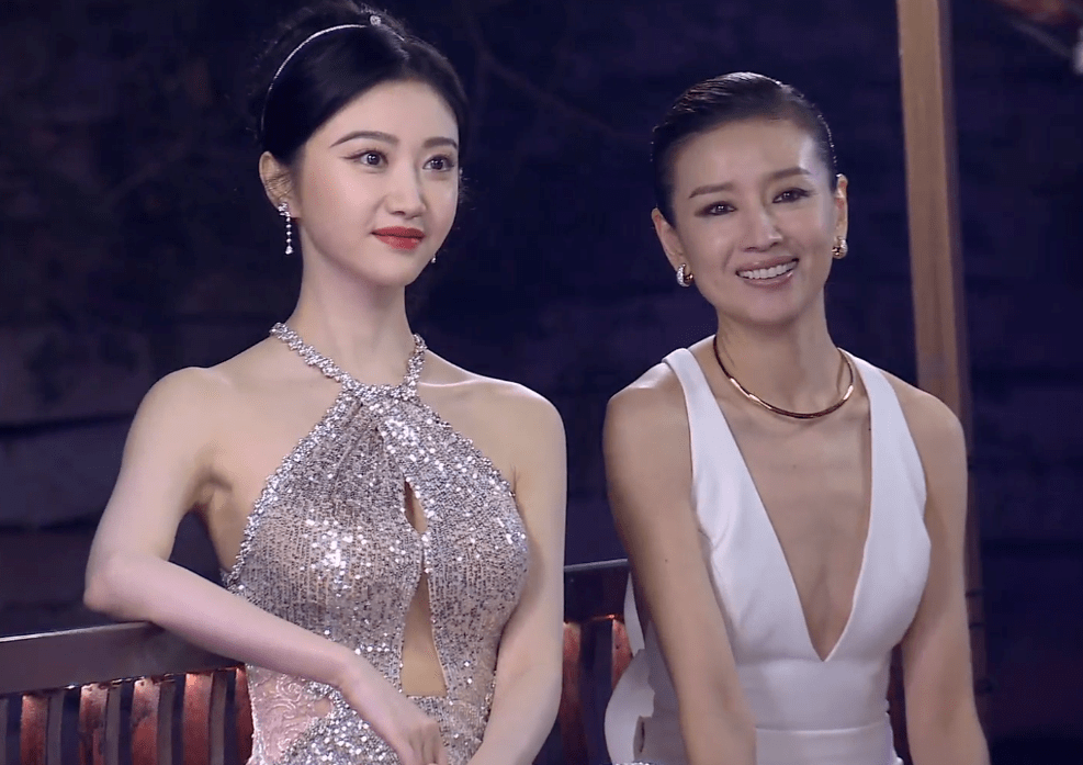 景甜董洁同框亮相,一个嫩白丰腴,一个干瘪黑瘦,网友:对比惨烈_形象