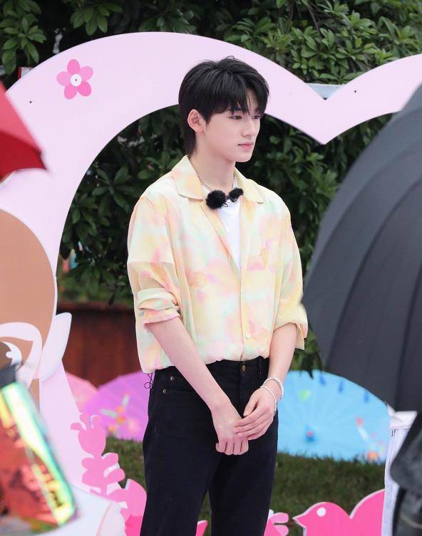 173宋亚轩与172何炅同框,身高差咋了,谎报身高地站出来_刘耀文_业务