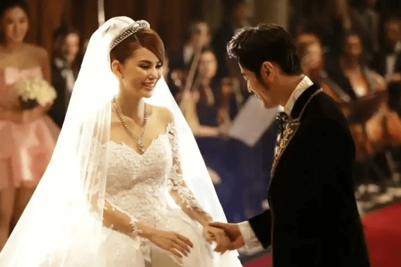 婚戒无钻,婚纱简陋发黄,借机卖书太寒酸_明星_因为_方式