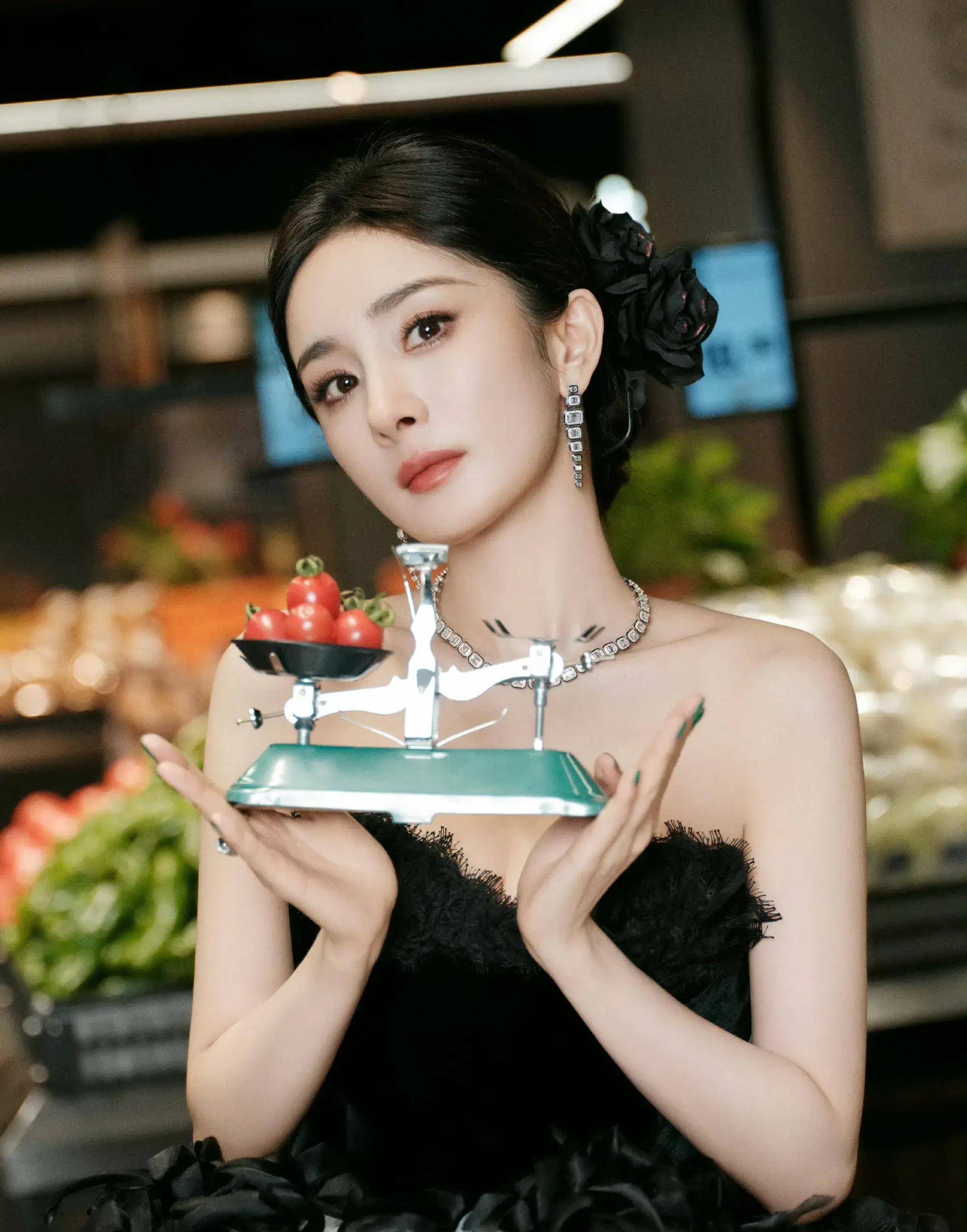 虞书欣,白鹿这样的当红小花,当然王一博,易烊千玺等人一个都少不了