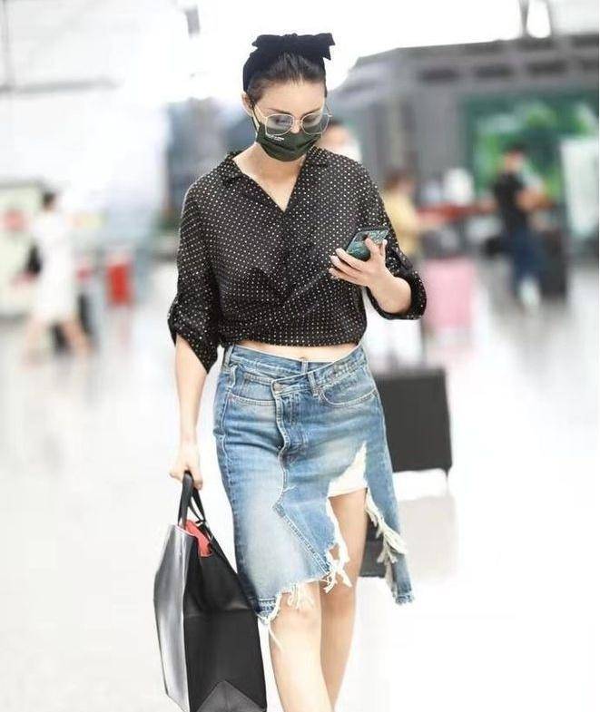 张歆艺彻底放飞自我,低腰牛仔短裤搭配别扭衬衫魅力十足!