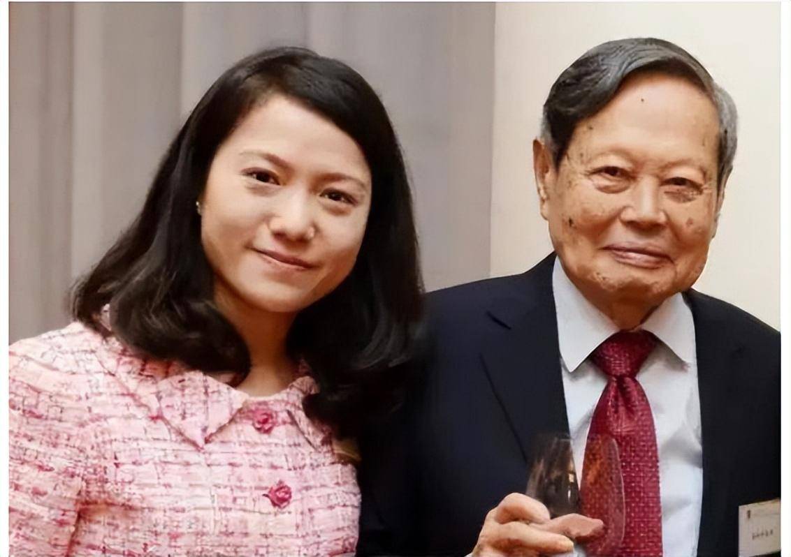 翁帆独游国外,旗袍前酒杯排成一线,老人孤守家中!_感情_爱情_外界