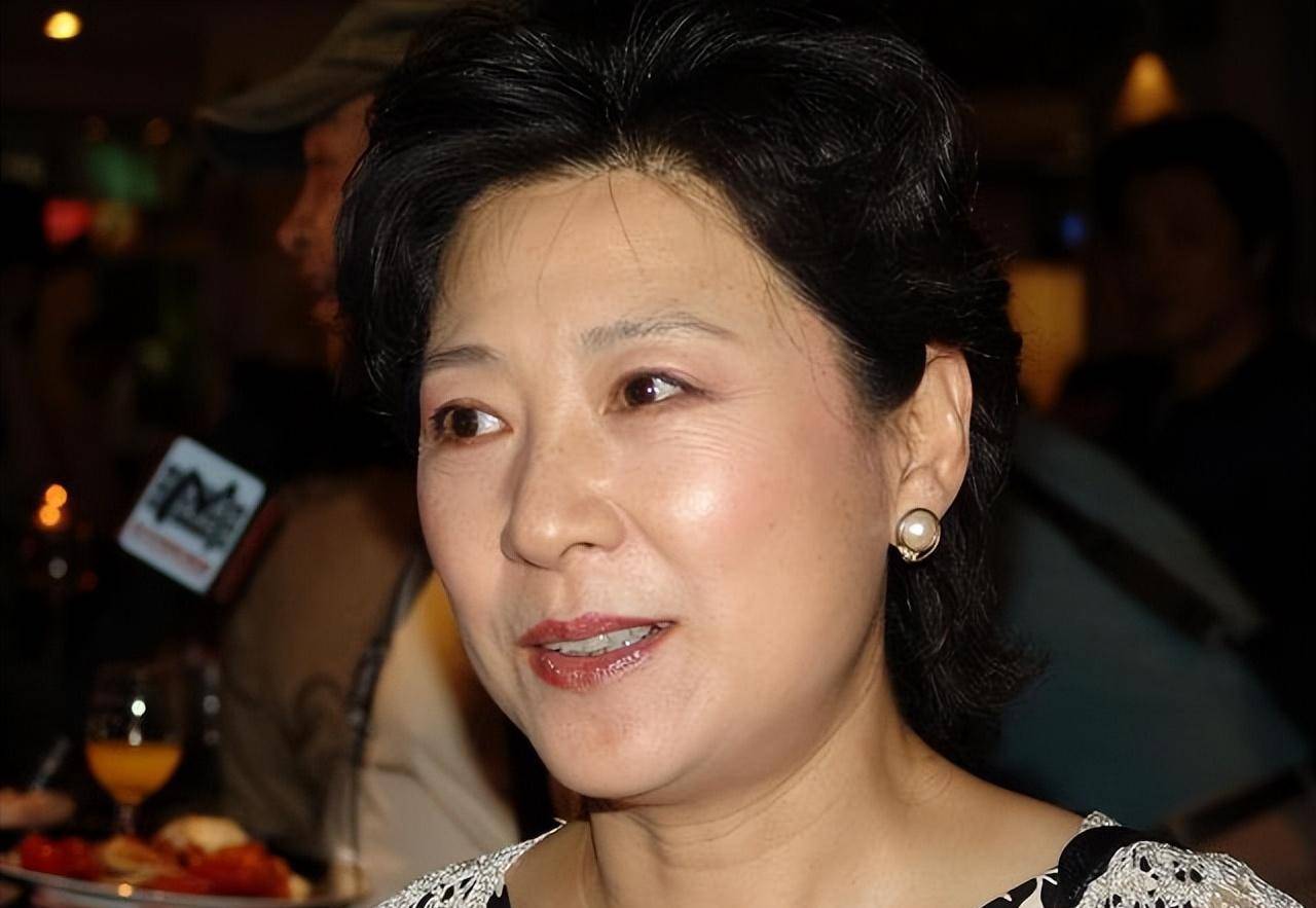 看了74岁王馥荔与吴玉芳同框才明白,有富贵相的女人老了反而吃香_女性