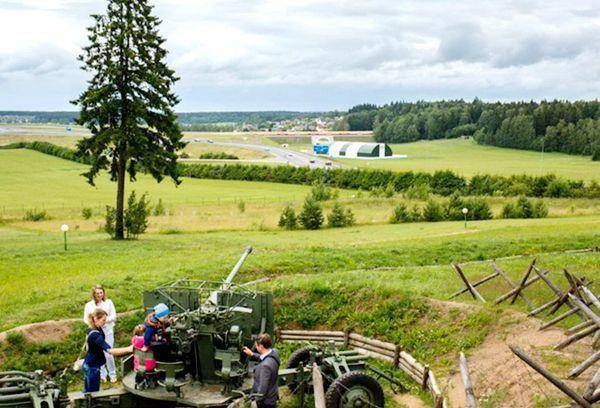 在堡垒地域内,苏军都设置了雷区,鹿砦和铁丝网等防御设施,有些地方还