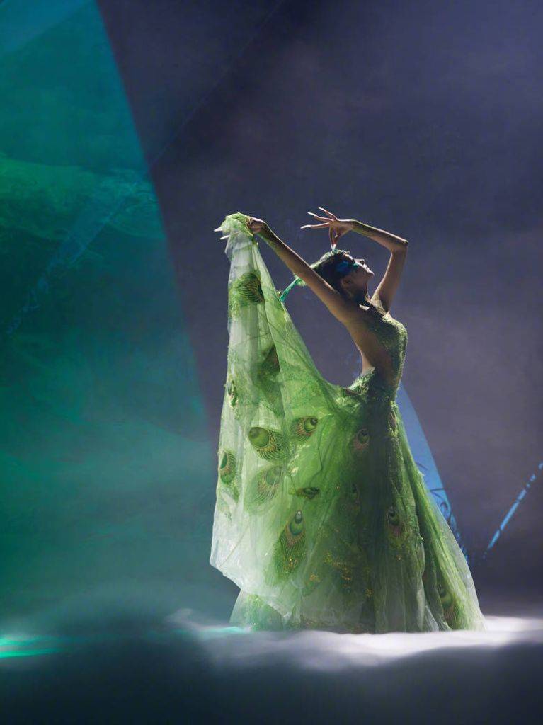 关晓彤孔雀舞造型身姿曼妙 与杨丽萍同框似姐妹_舞蹈_舞台_时光