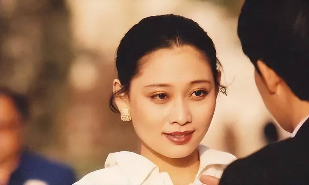 当时潘婕只有18岁,出生演艺世家,是学校教授黎莉莉的外孙女,一心想考