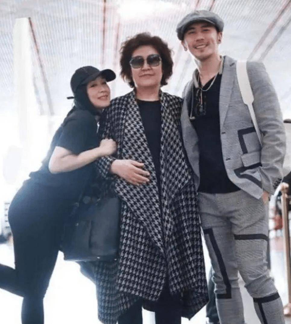 在婆婆面前穿无痕裤大秀"宽胯肥臀",自信满满_黑色_李嘉欣_身材