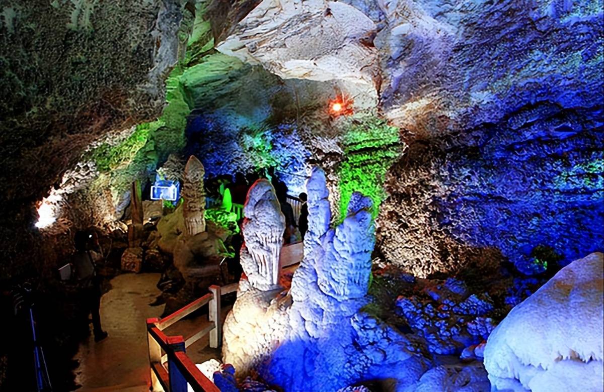 让人置身于神话世界一般中原第一溶洞的奇特景象我到浮戏山雪花洞参观