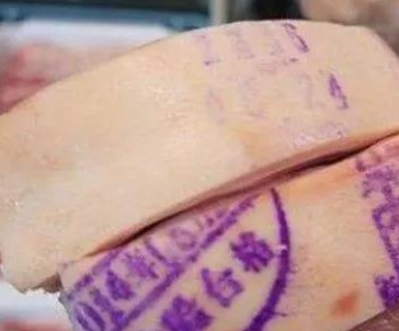 买猪肉时，盖蓝章好还是红章好？肉老板：很多人不懂，难怪总买错(图3)