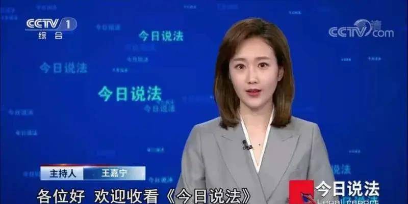 王嘉宁的衣着总体来说,虽然端庄漂亮,但为什么总显得不合时宜呢?