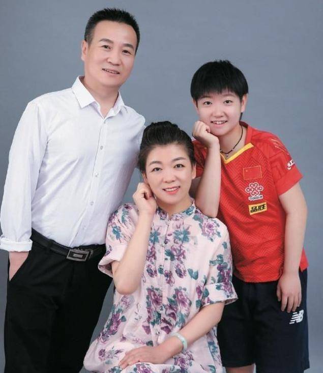 孙颖莎全家福照,妈妈气质温婉与小莎宛如姐妹_笑容_国乒女队_脸型