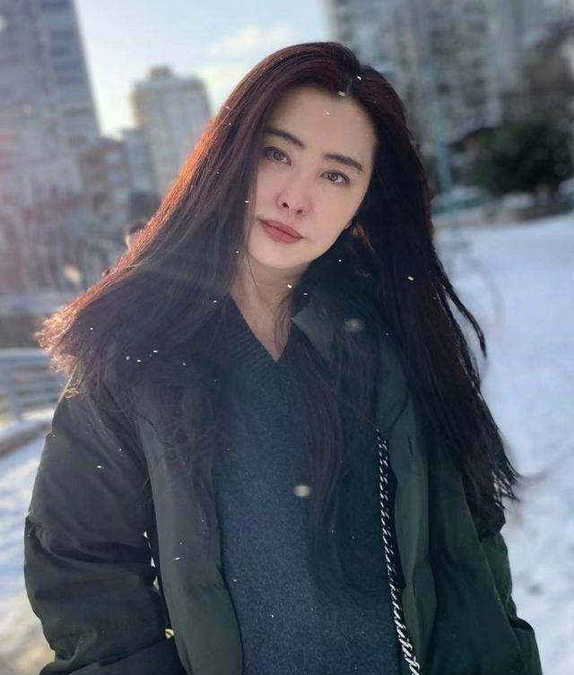 王祖贤现身南京街头,身材高挑头发浓密,一身穿搭将近3万_魅力_时间