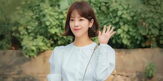 我记得他们两个手牵着手一起领结婚证,记得孙雅说要一辈子在一起,记得