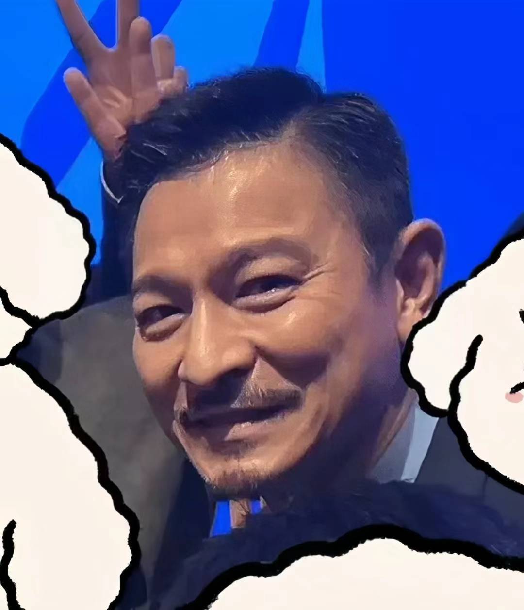 刘德华出来营业,一身黑色西装,搭配黑色鞋子,连领带都是黑色的