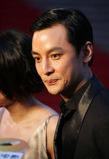 吴彦祖曾自曝10年无爱婚姻,如今晒出脸贴脸亲热照,网友评论亮了_女性