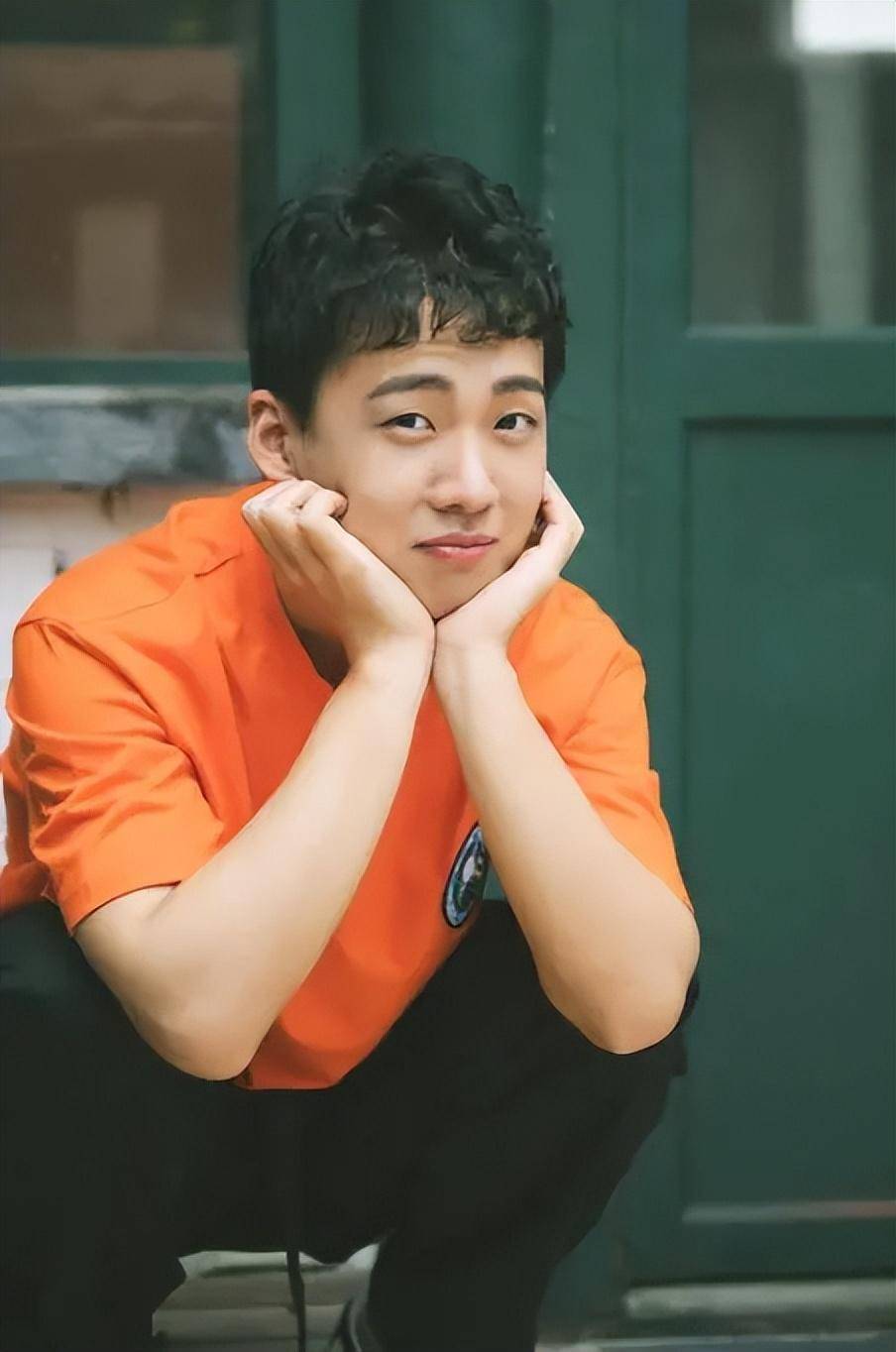 郭麒麟被曝与其父闹掰,摆家宴没座遭亲弟排挤_家庭_郭汾_郭德纲