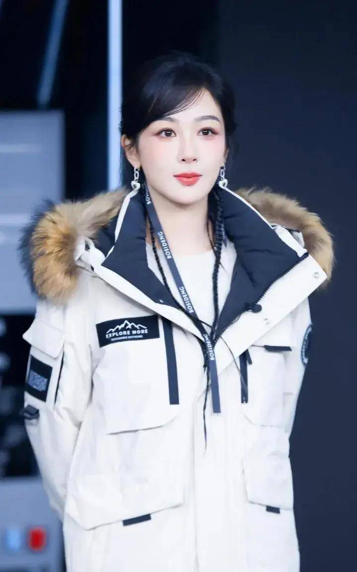 "杨紫:演艺之路,追求不息"_直播_明星_事业