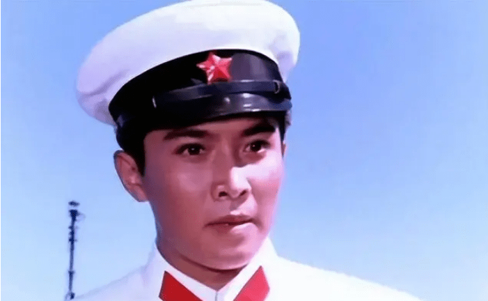 这部电影距今已经40多年时间,电影中唐国强饰演的"于化龙"眼神坚毅,血