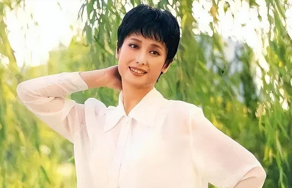 她跟演员丈夫离婚,二婚嫁入下海经商的豪门,60岁被宠成公主_左玲_左灵