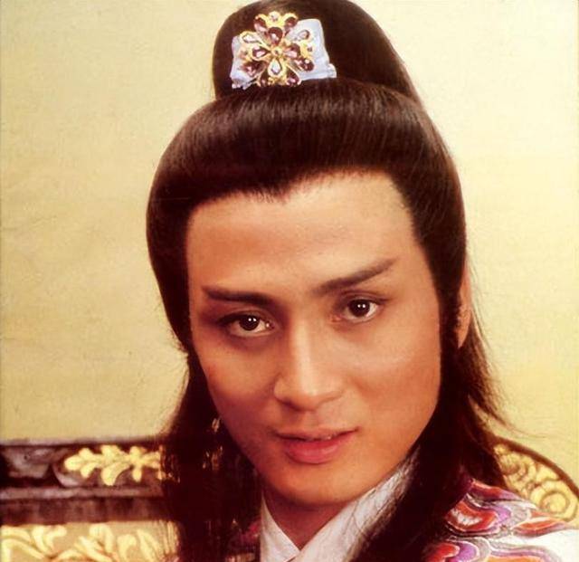 65岁的"明叔"汤镇业,戏里娶年轻貌美妻子,戏外女朋友为爱殉情_翁美玲