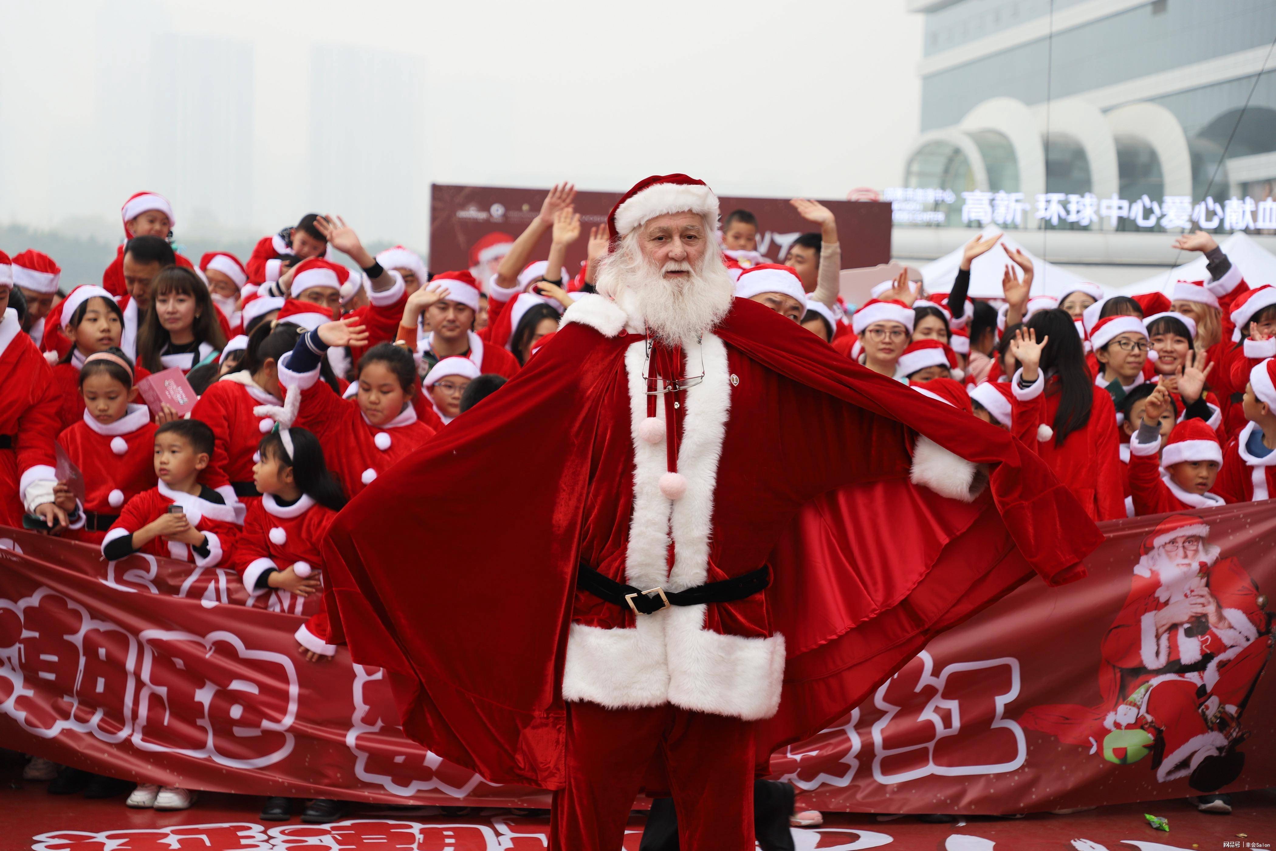 00,圣诞潮跑在环球中心东广场举行,圣诞老人坐着复古老爷车来到现场