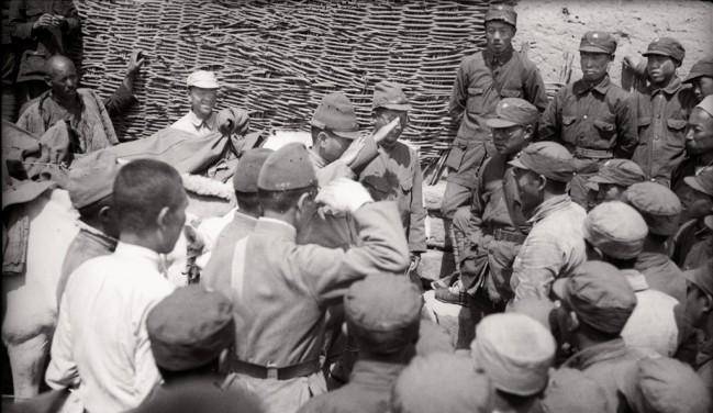 抗战期间八路军遣返日俘场景:举办了欢送会,日俘们还向王震敬礼_战俘