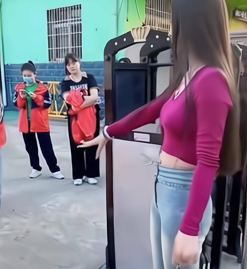 宝妈接娃打扮时尚身材养眼,牛仔裤凸显好身材,网友纷纷好奇吃瓜