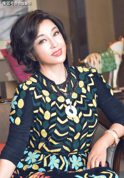 71岁刘晓庆当街跳劲舞!穿红色大衣显年轻,肤白貌美不输18岁女星_表演_