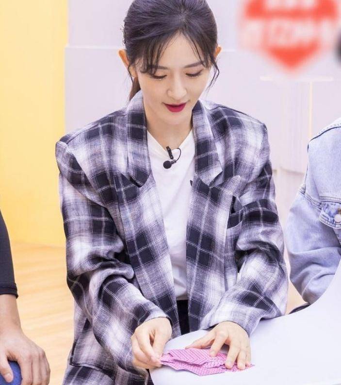 "撒丫子"的牛仔短裤搭配肥大西服,谢娜越来越没品味了!