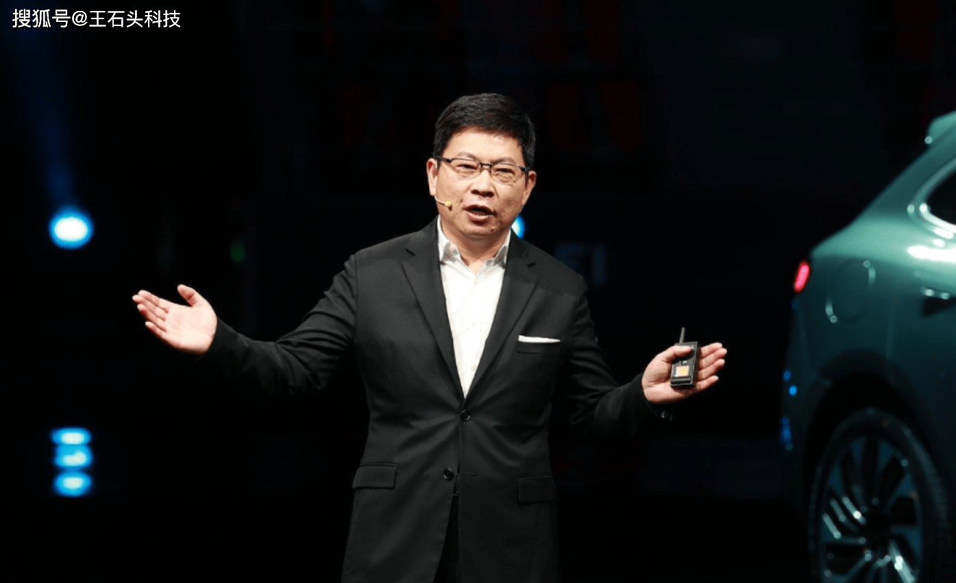 首先是余承东在上个月对小鹏汽车创始人何小鹏的技术提出质疑,尤其是