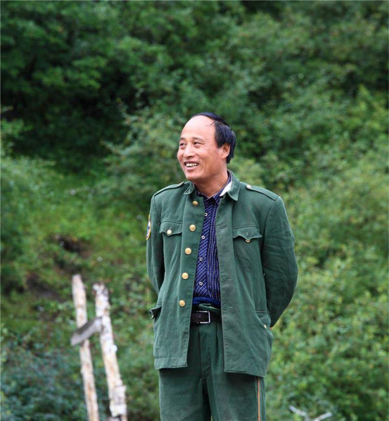 天山守墓人陈俊贵,因为战友一个救命馒头,携妻儿守墓36年_陵园_生活