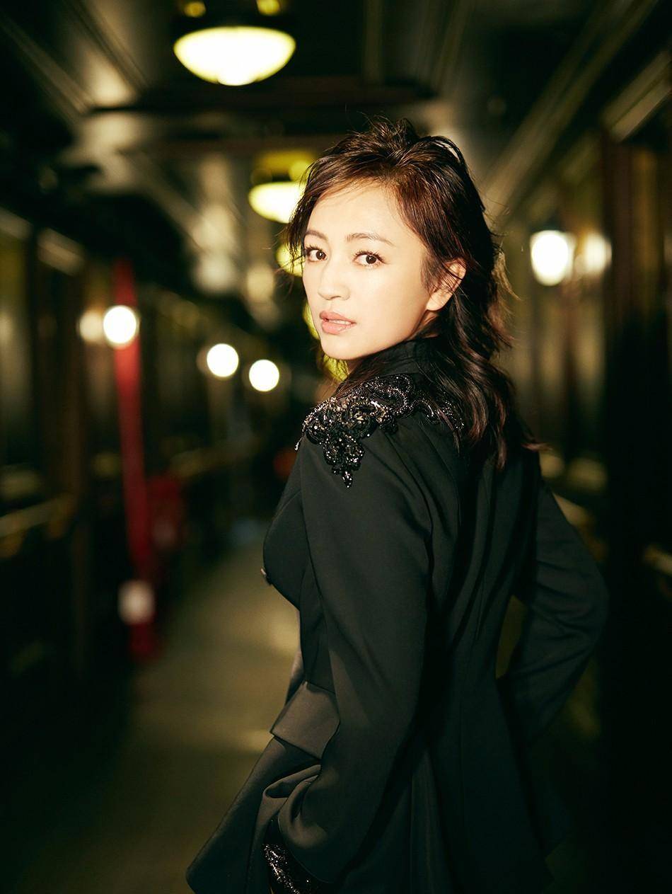 她是最清纯妲己,家境普通,50岁手握半个娱乐圈,王菲曾当她伴娘_罗海琼