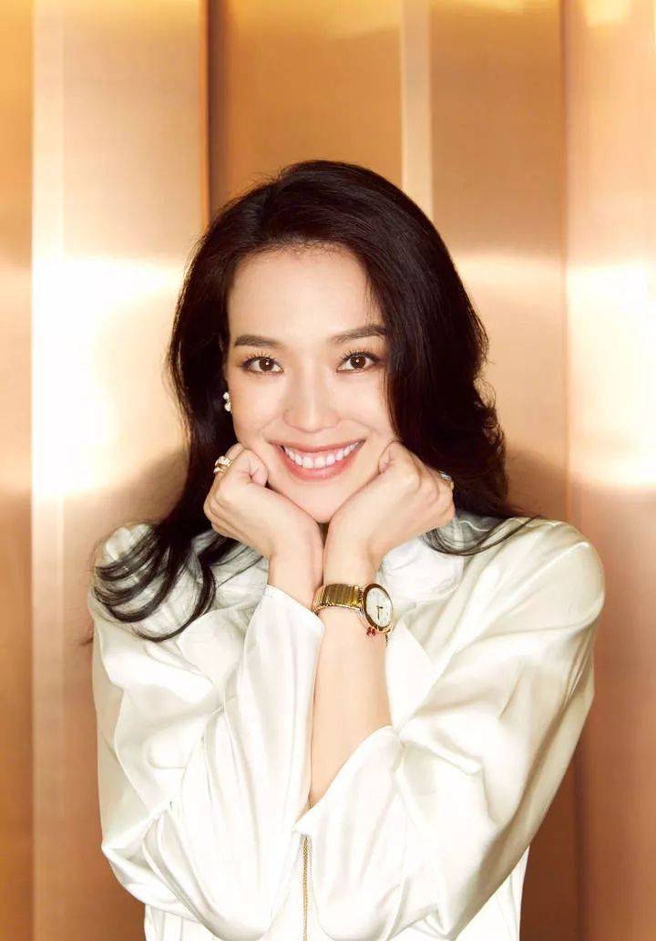 作为"鲶鱼脸"的代表,44岁舒淇依旧美得惊艳,生图精修完全没差_时尚