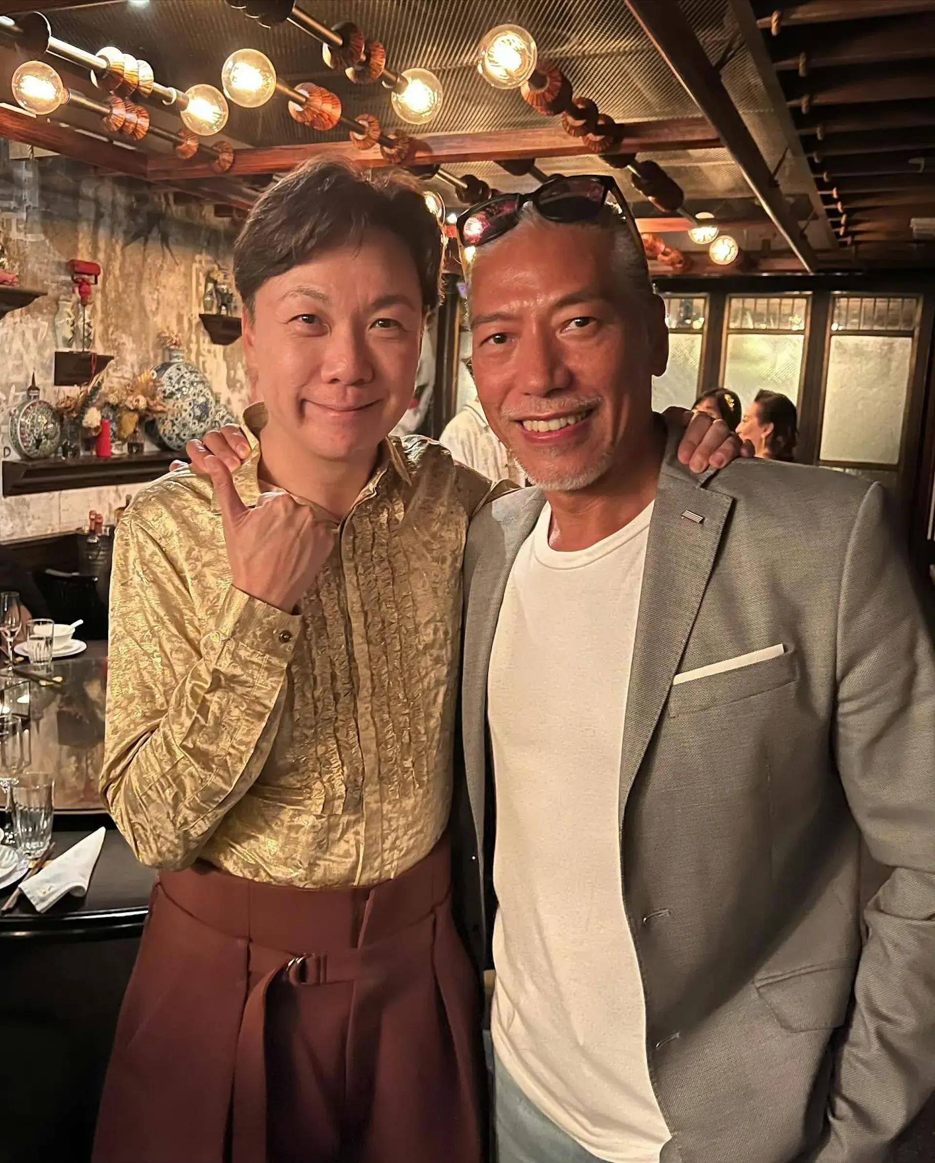 "乌鸦哥"张耀扬和朋友聚会,头发花白显苍老,60岁依然体魄健硕_反派