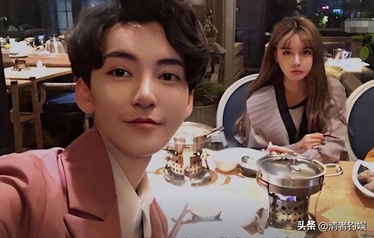 当时的韩安冉才19岁,9个月后,12月23日韩安冉就在微博上公布了离婚证