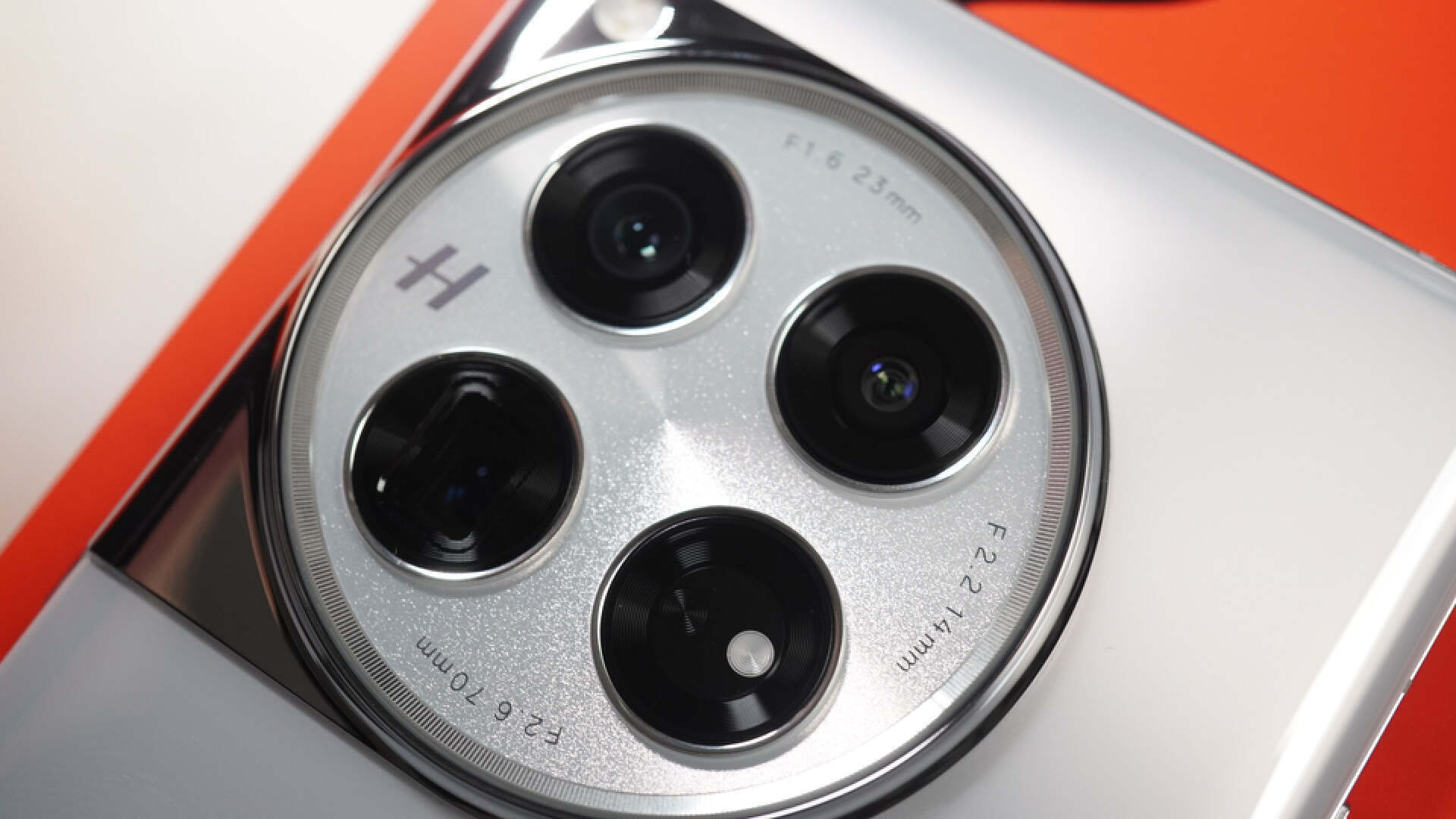 另外,之前一加11没有搭载的红外遥控功能,这次一加12也安排上了.