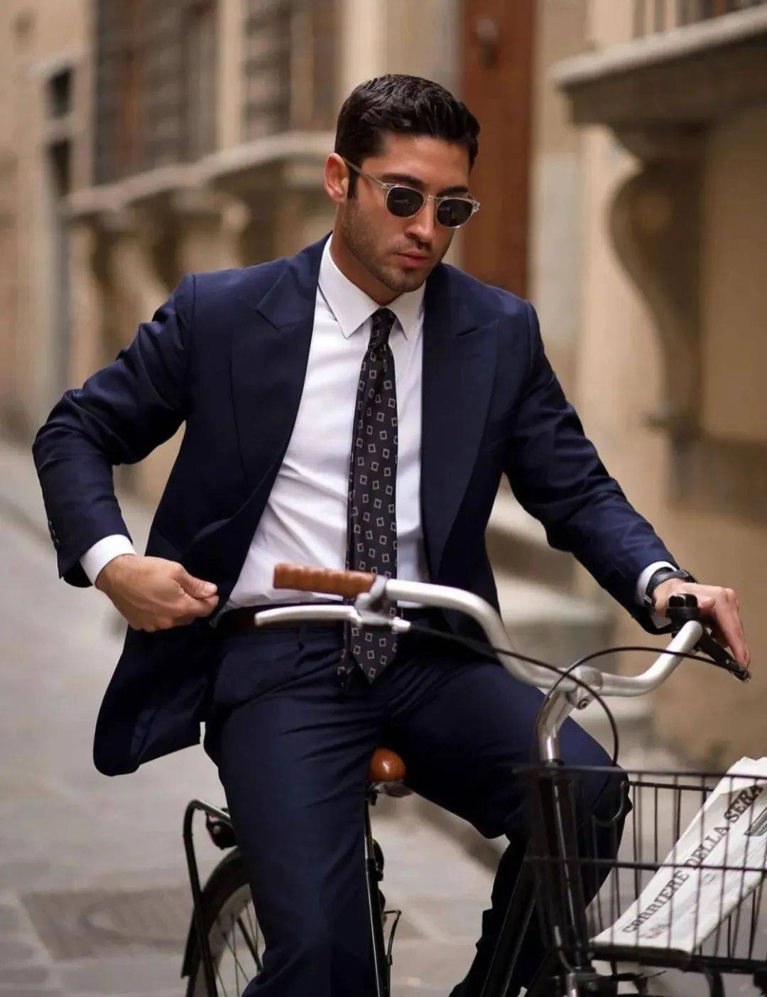 凯撒式短发也叫法式寸头,据传是凯撒大帝为了掩盖自己的英年早秃,摒弃