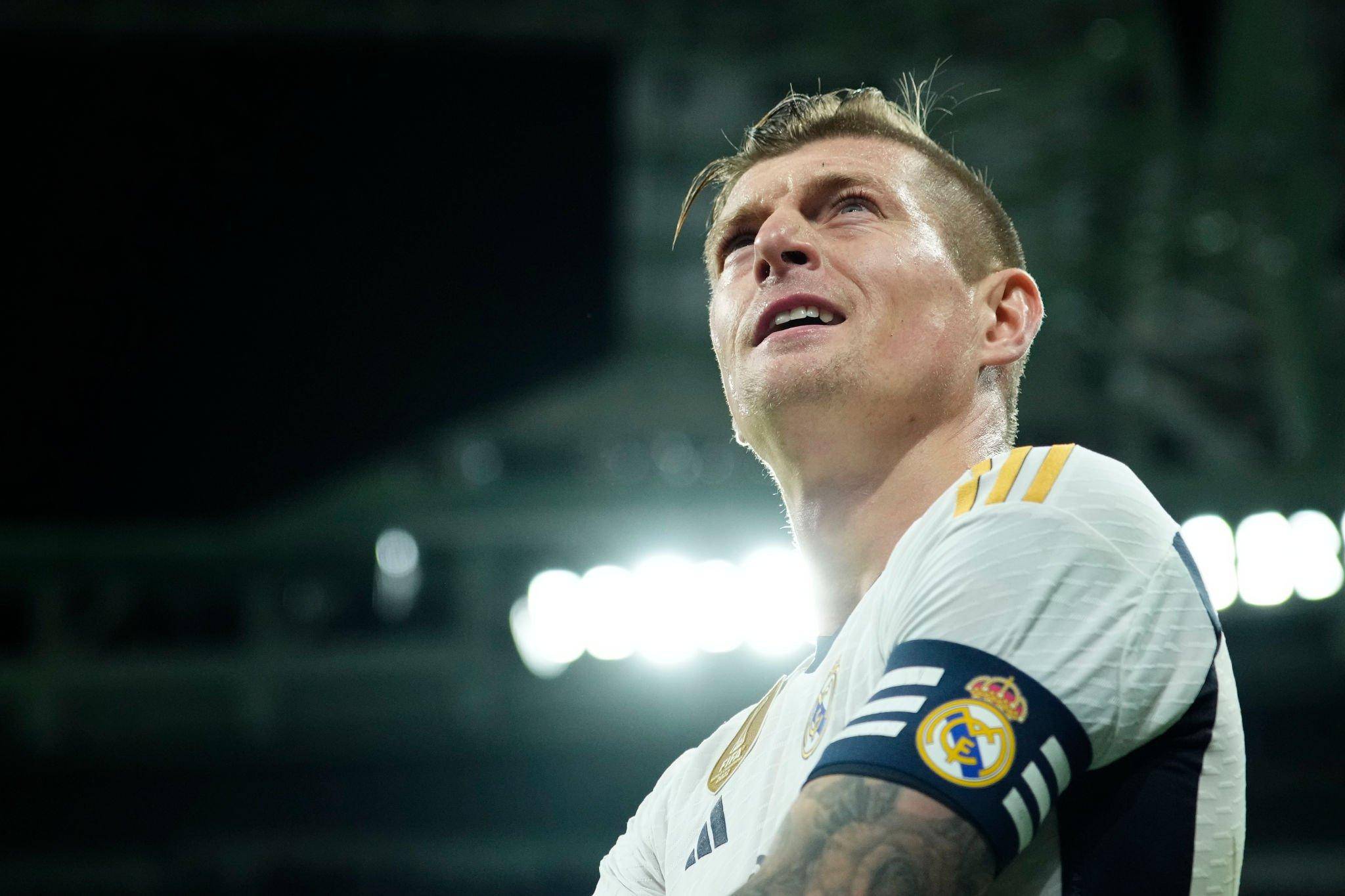 坚持退役,老佛爷亲自挽留,魔笛无奈,拒绝投奔c罗_克罗斯_续约_中场