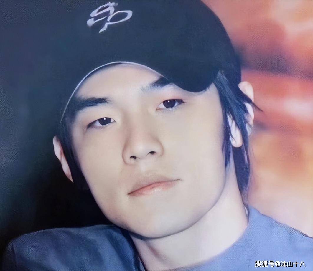 彼时,周杰伦还是个怀才不遇的青涩小子.