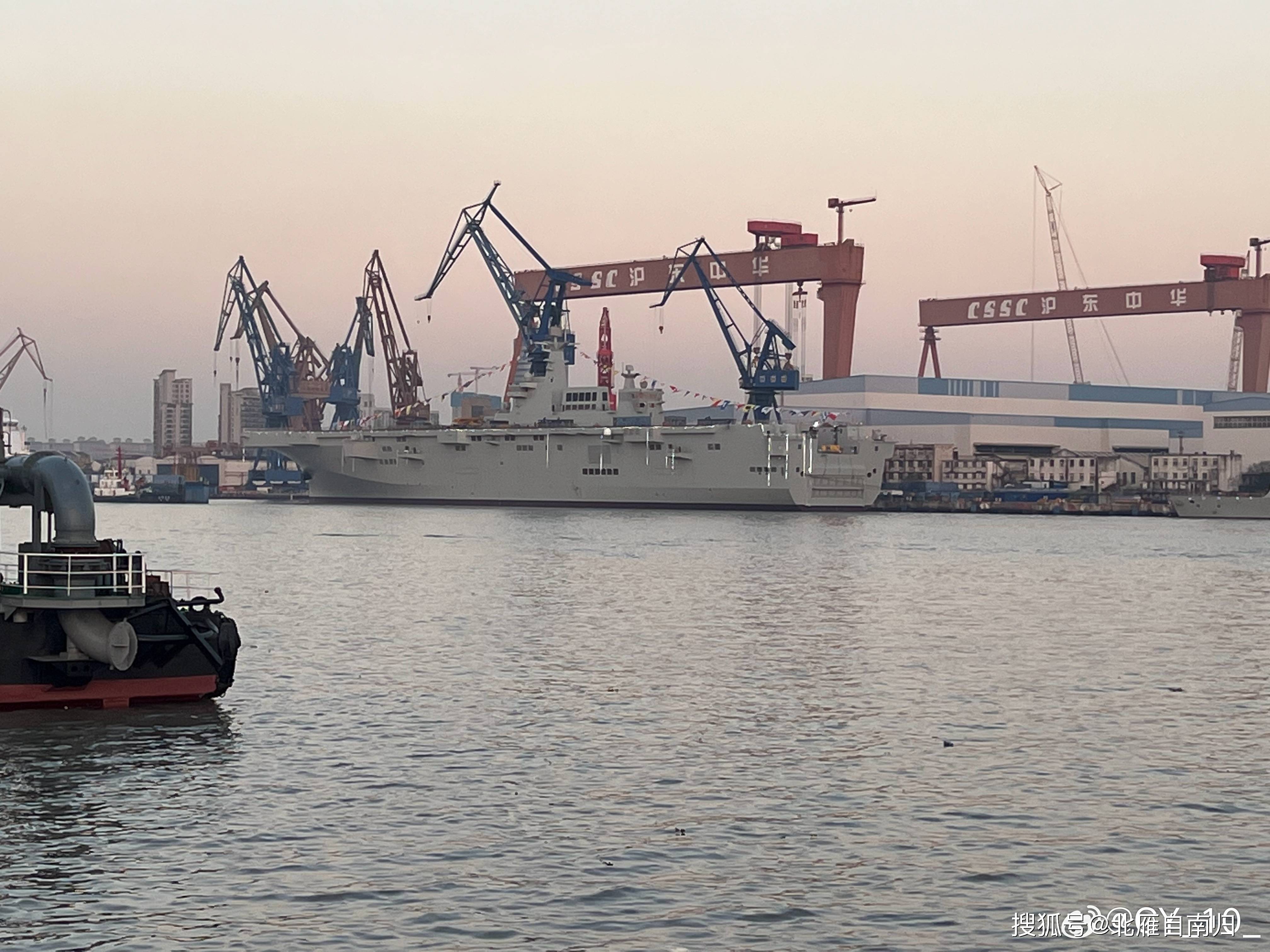 牛夫人驾到,075型4号舰下水,速度惊人不知道将花落谁家_海军_中型航母