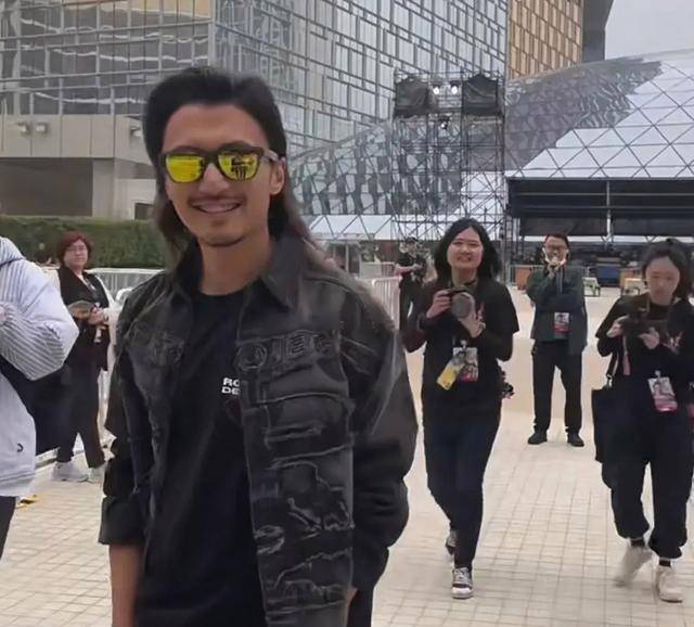 谢霆锋很适合长发和墨镜,侧颜更好看,这一次就连素颜都是那么帅